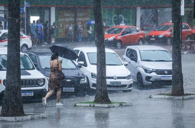 Defesa Civil alerta para possibilidade de chuvas intensas e declÃnio da temperatura