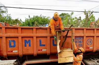 DMLU participa de mutirão de limpeza na Cohab Rubem Berta