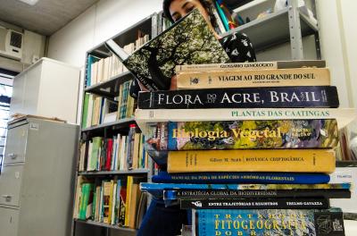 Biblioteca recebe doação de acervo ambiental