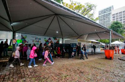 Estande da prefeitura na Feira do Livro discute diversidade e inclusão LGBTQIA+