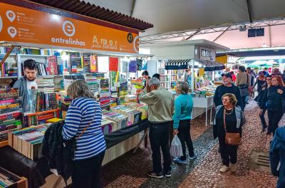 Grande presença do público é destaque neste inÃcio de Feira do Livro