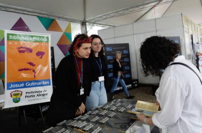 Biblioteca Pública Josué Guimarães realiza ação na Feira do Livro