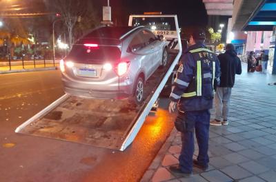 EPTC fiscaliza veÃculo de aplicativo com R$ 22 mil em débitos