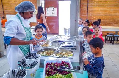 Prefeitura viabiliza merenda escolar após abandono de empresa prestadora de serviço