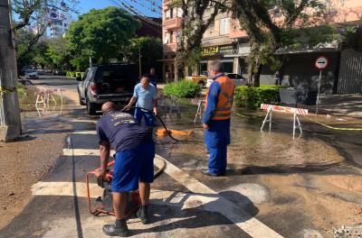 Dmae realiza conserto emergencial no bairro Floresta