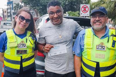 No primeiro dia da distribuição, um dos motoristas que recebeu o certificado foi Roger Machado, ex-treinador do Grêmio.