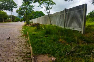 Demhab realiza cercamento em terreno na Restinga