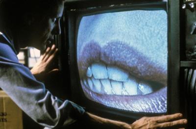Ator James Woods, em cena do filme Videodrome - A SÃndrome do VÃdeo, de 1983