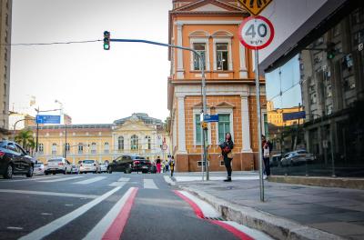 Prefeitura realiza ação educativa em calçadas do Centro
