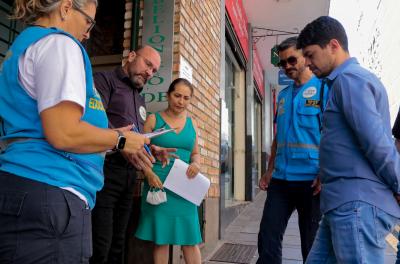 Prefeitura realiza ação educativa em calçadas do Centro