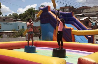 Festa natalina do Morro da Cruz tem música e distribuição de presentes