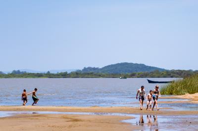 Praia do Lami é opção de lazer em Porto Alegre 