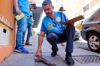 Prefeitura realiza ação educativa em calçadas do Centro