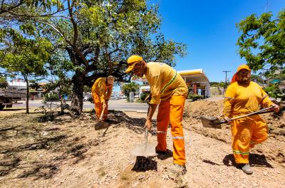 Equipes trabalham na instalação de rampas de acessibilidade na av. Eduardo Prado 