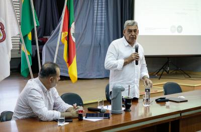 Prefeito vistoria melhorias na orla do Lami