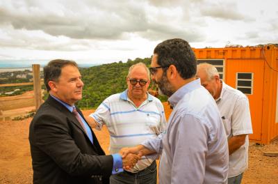 Prefeito em exercÃcio visita obras na Estrada das Furnas e ponte sobre o Arroio Mauá