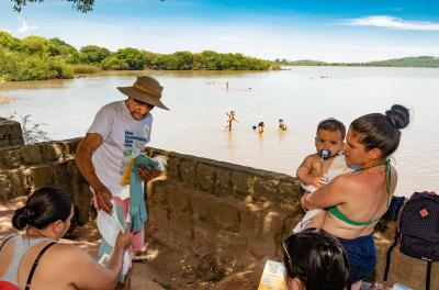 Famílias receberam sacolas para separarem o lixo