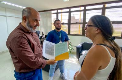 Maria Eli recebe a escritura do seu bônus-moradia 