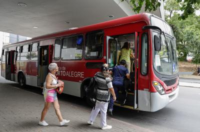 Prefeitura recebe proposta de empresa para pesquisa sobre transporte coletivo