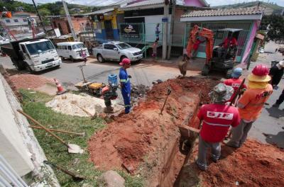 No Morro da Cruz a rede nova será entroncada em adutora existente na rua Nove de Junho.