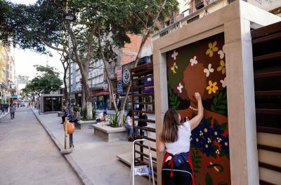 Novas bancas de floristas recebem grafitagem 