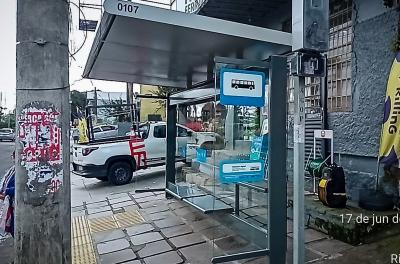 Abrigo de ônibus é alvo de vandalismo na Zona Sul 