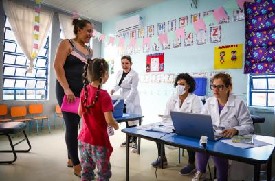 Rolê da Vacina ocorre em seis escolas nesta quarta
