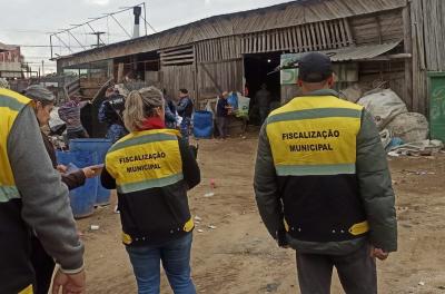 Ferro-velho é interditado por falta de alvará no bairro Restinga