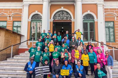 Equipe da escola pública de mobilidade realiza caminhada com idosos no centro