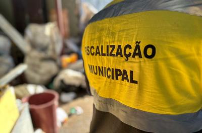 Fiscalização autua ferro-velho durante operação no bairro Floresta