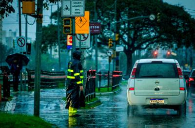 Prefeitura mobiliza serviços para amenizar transtornos causados pela chuva