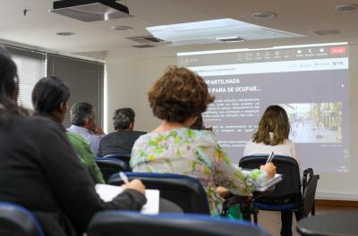A abordagem do Desenvolvimento Verde, Resiliente e Inclusivo visa promover o crescimento econômico aliado ao cumprimento de objetivos ambientais e inclusão social.Â