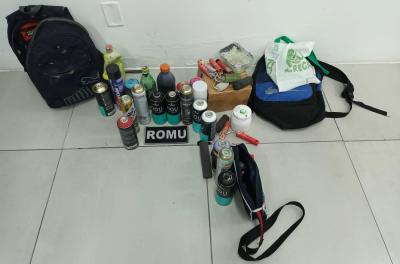 A Guarda Municipal prendeu três indivÃduos que foram flagrados pichando os portões das garagens de condomÃnios.