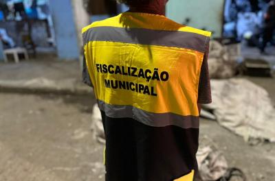 Ferro-velho foi autuado durante operação que percorreu estabelecimentos de funcionamento noturno na área central de Porto Alegre.