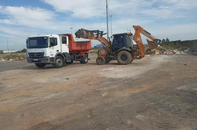 DMLU retira 80 toneladas de resÃduos em limpeza no Porto Seco
