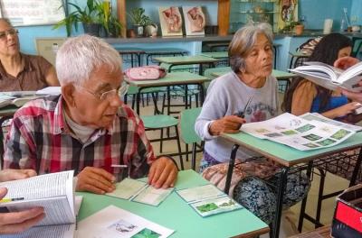 Escolas da rede municipal recebem matrÃculas para Educação de Jovens e Adultos