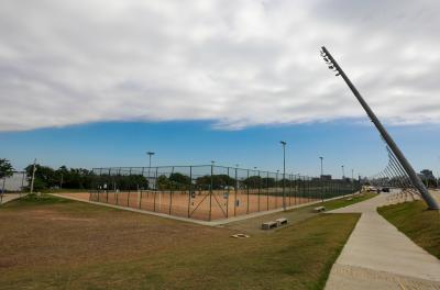 Prefeitura começa a liberar quadras de areia da Orla após novo laudo