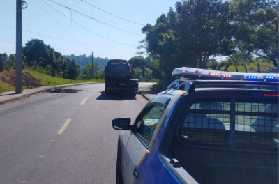 Fiscalização autua motorista por descarte de lixo no bairro Farrapos