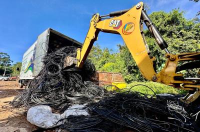 Prefeitura entrega o primeiro lote de fios em desuso retirados de vias da Capital