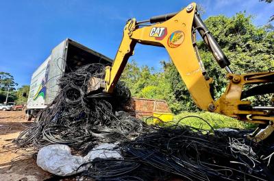 Prefeitura entrega o primeiro lote de fios em desuso retirados de vias da Capital 