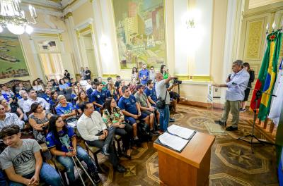 adesão ao bolsa atleta em cerimônia no Paço Municipal