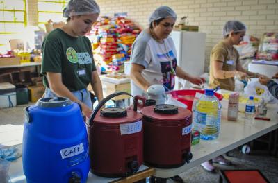 escolas servindo almoços para alunos