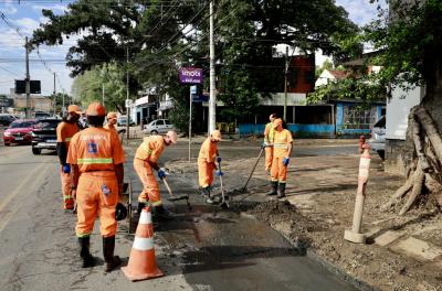 limpeza da cidade pós-enchente