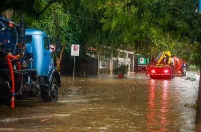 Ruas da cidade de Porto Alegre são inundadas com a elevação do nível do Guaíba