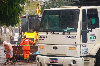 limpeza pós-enchente realizada pela força-tarefa do DMLU