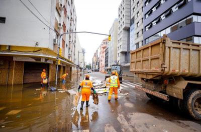 Operação de limpeza pós-enchente ocorre em nove locais nesta segunda