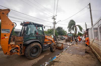 Limpeza pós-enchente ocorre em 14 locais nesta quarta-feira