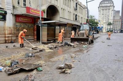 Limpeza pós-enchente ocorre em 28 locais nesta quinta-feira