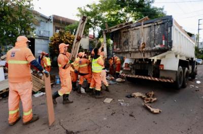 Limpeza pós-enchente ocorre em 19 locais neste sábado