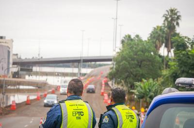 Agentes da EPTC monitorando o trânsito no corredor humanitário